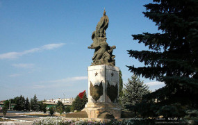 Памятник героям чапаевцам