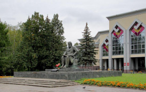 Памятник Яковлеву Чебоксары