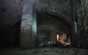 Древний заброшенный подвал в разрушенном купеческом доме