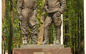Памятник летчикам полка "Нормандия-Неман"