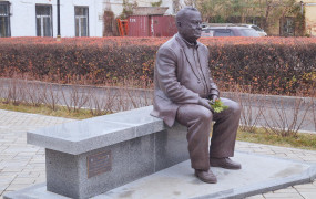 Памятник Эльдару Рязанову